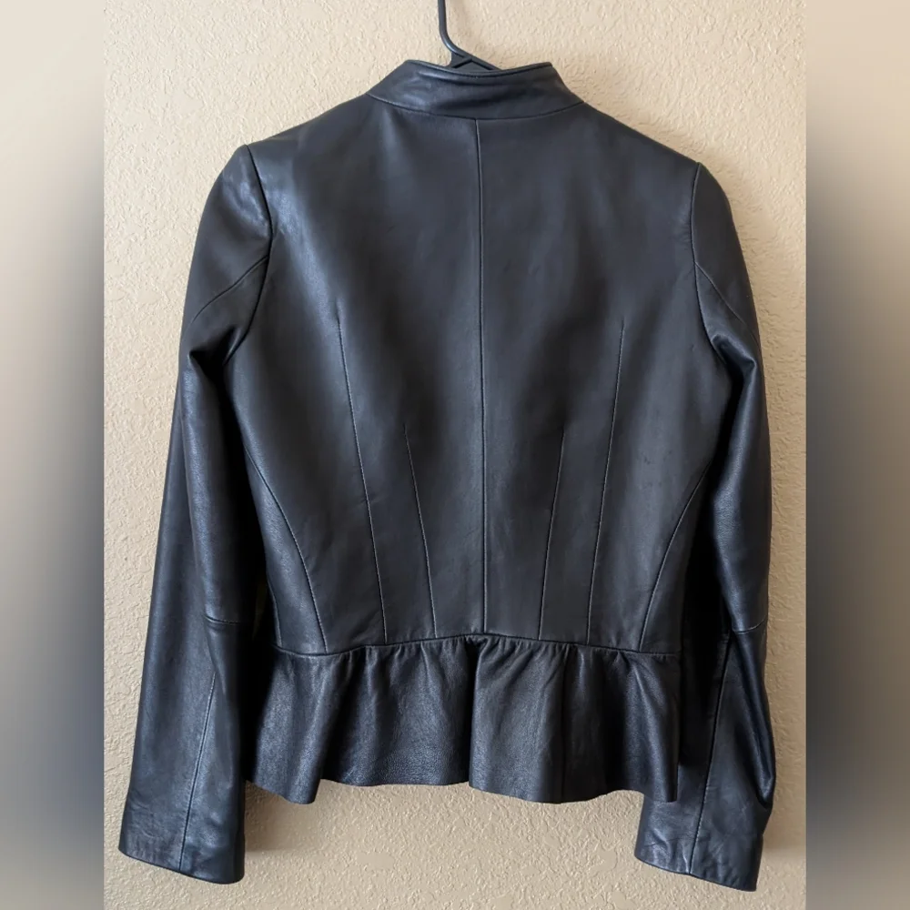 CLEARANCE!  Women's Black Leather Jacket By TAHARI Size S - Picture 2 of 8